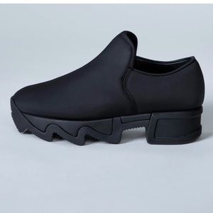 NWT size 8 black IRI neoprene sneakers